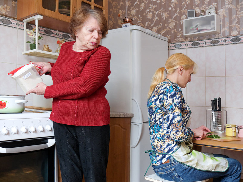 Ососедки. Соседи по коммуналке. Женщины в коммунальных квартирах. Кухня в коммуналке с л.дями. Пожилые люди в коммуналке.