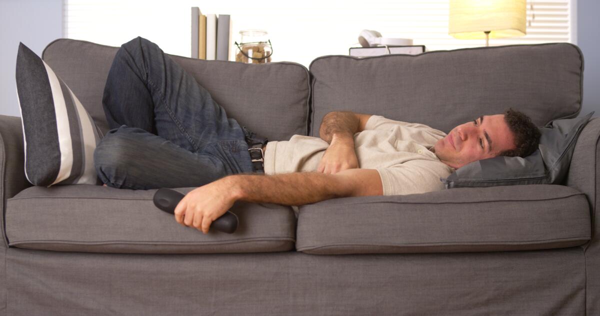 Спящий муж на скрытую. Мужчина на диване. Спящий парень на диване. Мужчина уснул на диване. Человек лежит на диване.
