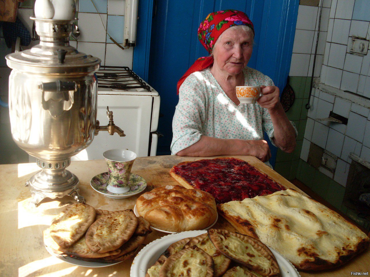 Пирог печет старушка фогг на кухне